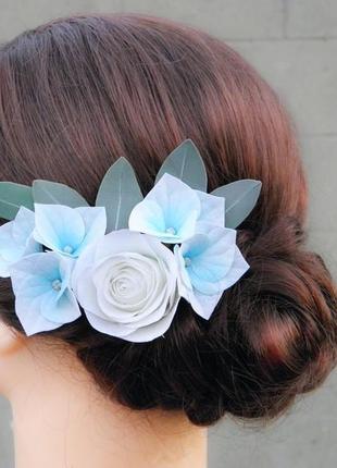 Шпильки для волос с голубыми и белыми цветами невесте  /  гортензии, розы и эвкалипт в прическу