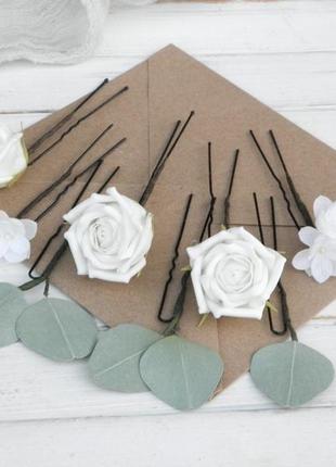 Шпильки з трояндами і маленькими білими квітами у зачіску2 фото