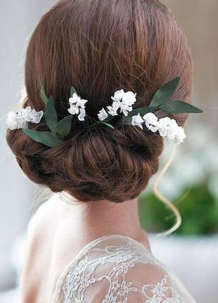 Шпильки з білими квітами і зеленню / шпильки з квітами для дівчини / весільні шпильки