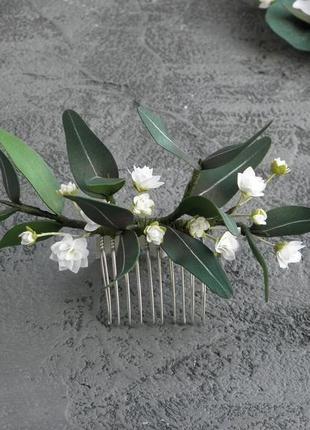 Весільний гребінь з листочками евкаліпта і маленькими білими квітами гіпсофіли