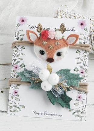 Новогодние повязки для девочки с оленем и белыми ягодами