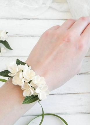 Браслет на руку с кремовыми цветами / бутоньерка на руку невесте