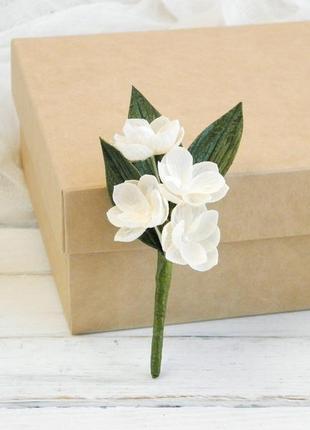 Бутоньєрка з маленькими кремовими квітами для нареченого та свідків1 фото