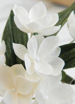 Бутоньєрка з маленькими кремовими квітами для нареченого та свідків6 фото