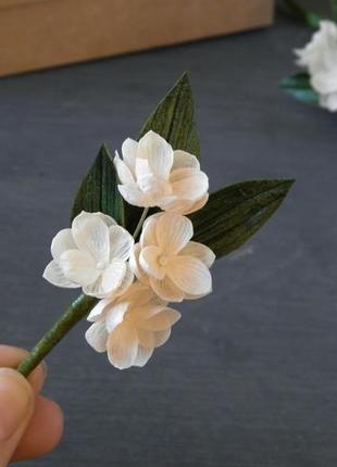 Бутоньєрка з маленькими кремовими квітами для нареченого та свідків2 фото