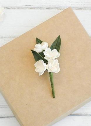 Бутоньєрка з маленькими кремовими квітами для нареченого та свідків5 фото