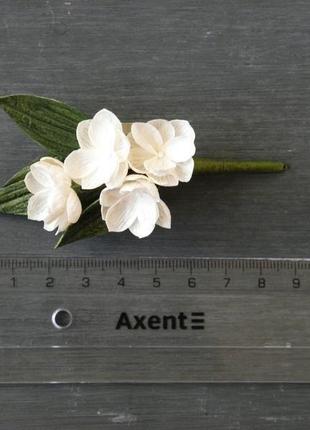 Бутоньєрка з маленькими кремовими квітами для нареченого та свідків4 фото
