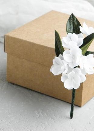 Бутоньєрка з маленькими білими квітами браслет на руку і шпильки з квітами2 фото