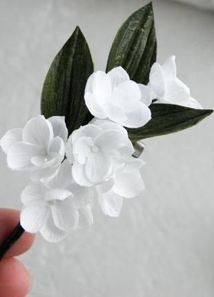 Бутоньєрка з маленькими білими квітами браслет на руку і шпильки з квітами5 фото