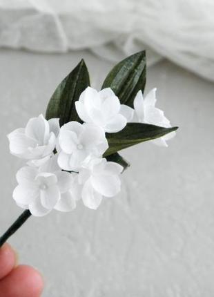 Бутоньєрка з маленькими білими квітами браслет на руку і шпильки з квітами3 фото