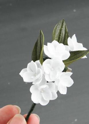 Бутоньєрка з маленькими білими квітами браслет на руку і шпильки з квітами7 фото