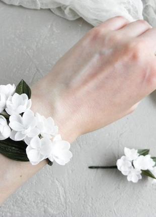 Браслет с белыми цветами / свадебная бутоньерка на руку невесте