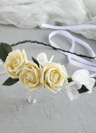 Вінок з кремовими і білими квітами в зачіску нареченій3 фото