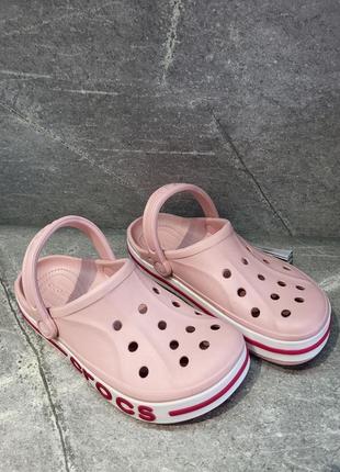 Женские кроксы crocs bayaband clog, клоги, розовые, шлепанцы3 фото