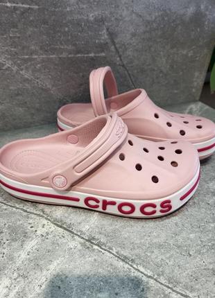 Женские кроксы crocs bayaband clog, клоги, розовые, шлепанцы2 фото