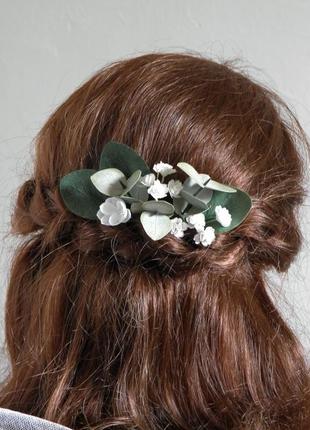 Весільний гребінь для волосся з евкаліптом і маленькими білими квітами2 фото