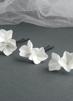 Весільні шпильки для волосся з білими маленькими квітами