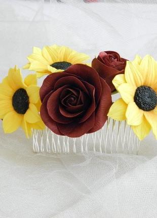 Гребінець з квітами соняхи та бордові троянди у зачіску4 фото