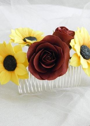 Гребінець з квітами соняхи та бордові троянди у зачіску3 фото