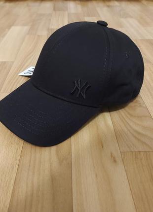 Молодежная кепка бейсболка с маленьким логотипом