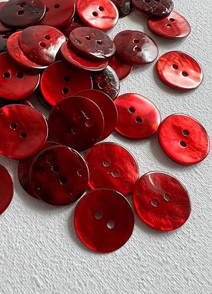 Пуговица рубашечна плоская  блестящая 2отв красная 15мм ракуш