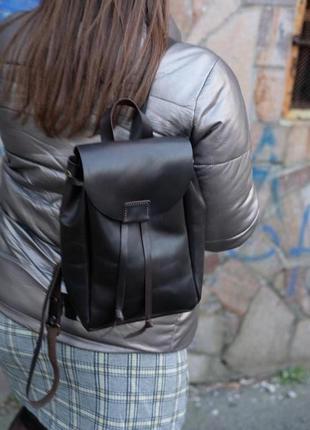 Женский кожаный рюкзак на затяжках с свободным клапаном цвет черный2 фото