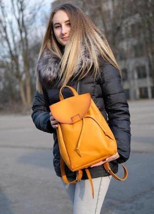 Женский рюкзак на затяжках с свободным клапаном цвет янтарь2 фото