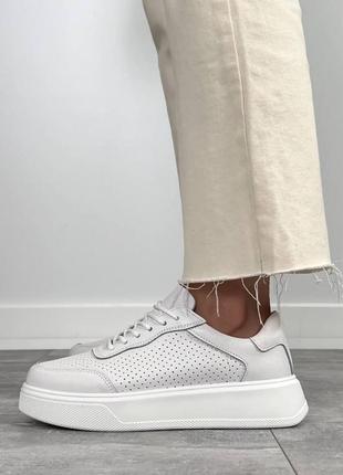 Белые базовые женские кроссовки кеды с перфорацией из натуральной кожи кожаные