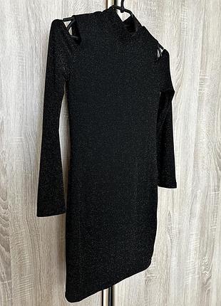 Платье с открытым плечами