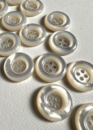 Ґудзик костюмний товстенький з бортиком 4отв білий 20мм мушля