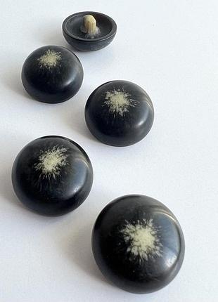 Ґудзик костюмний світла серединка на ніжці чорний 18мм роговий