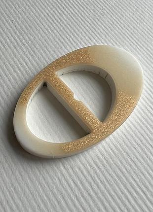 Пряжка овальна з напиленнями бежева 20 мм пластикова