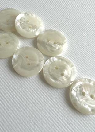 Ґудзик пальтовий райдужний молочного відтінку 2отв білий 20мм пластик