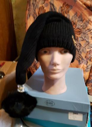 Шапка чёрная с бумбонов