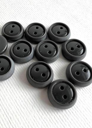 Пуговица  костюмная матовый бортик глянцевая серединка толстенькая 2отв серая 15мм пластик