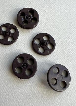 Кнопка пришевная коричневая 20мм пластик