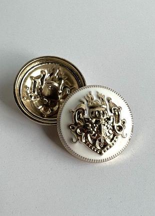 Ґудзик костюмний герб біла емаль партнер на ніжці золотий 23мм метал