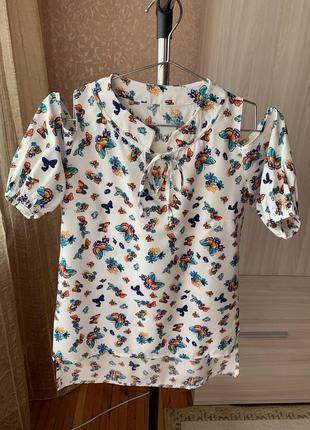 Блузка с бабочками