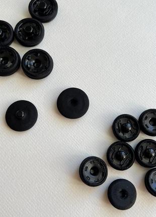 Кнопка тканинна чорна 18мм металева