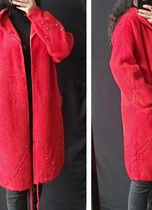 Красное пальто с альпаки,с капюшоном, размер универсальный.1 фото