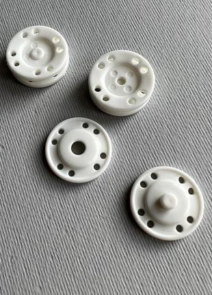 Кнопка пришевная 8 отв белая 20мм пластик
