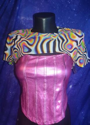 Яркий микро топ из сетки в разводах шлаг