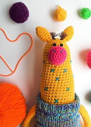 В′язана іграшка жирафа