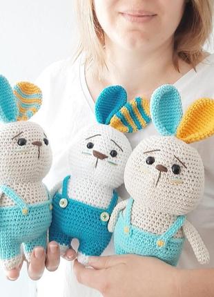 В'язана іграшка зайка-патріот