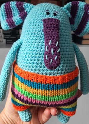 В'язана іграшка слоненятко