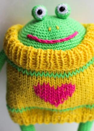 М’яка іграшка жаба в светрику, іграшка жаба ручної роботи, кумедна жаба в одязі2 фото