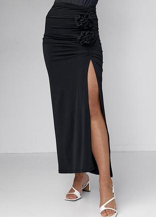 Юбка с разрезом и кулиской украшена объемными цветками
