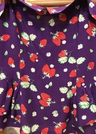 Очень красивая и стильная брендовая блузка в клубничках...100% вискоза 20.3 фото