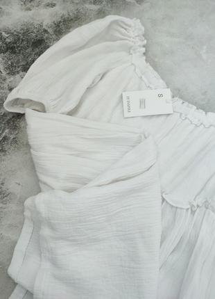 Молочное муслиновое платье свободного кроя с открытыми плечами10 фото