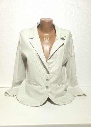 Піджак у смужку.